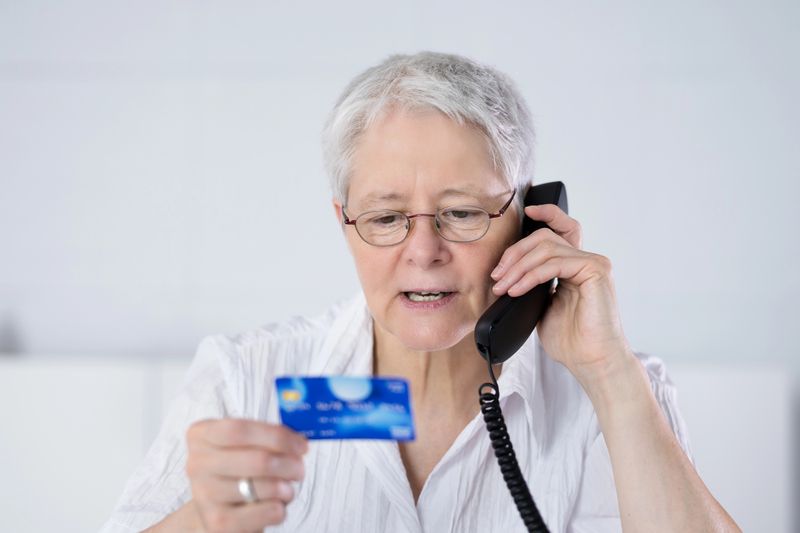 Fraude téléphonique sur une dame de 87 ans : trois arrestations à Sherbrooke